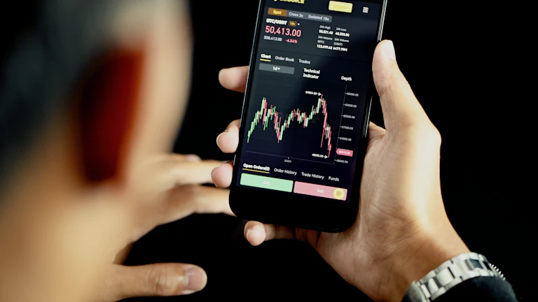 자동 매매 봇 백테스팅, 승률 검증으로 수익 극대화하는 실전 전략 가이드 8 복잡한 차트를 분석하며 백테스팅을 준비하는 모습