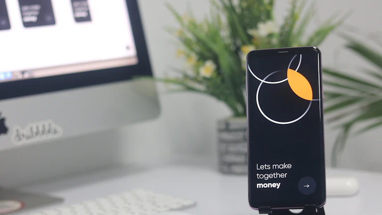 다양한 차트 지표를 분석하는 트레이더의 모습