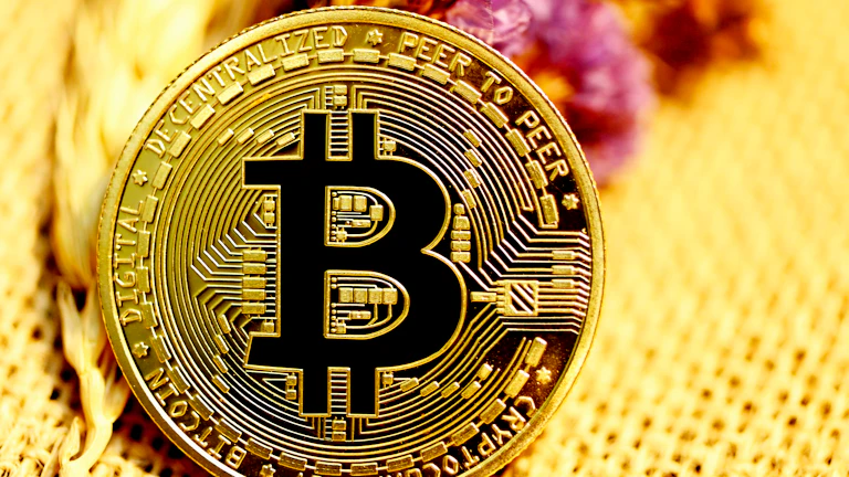 비트코인 고래 지갑 추적을 통한 매수 적정가 예측을 상징하는 이미지